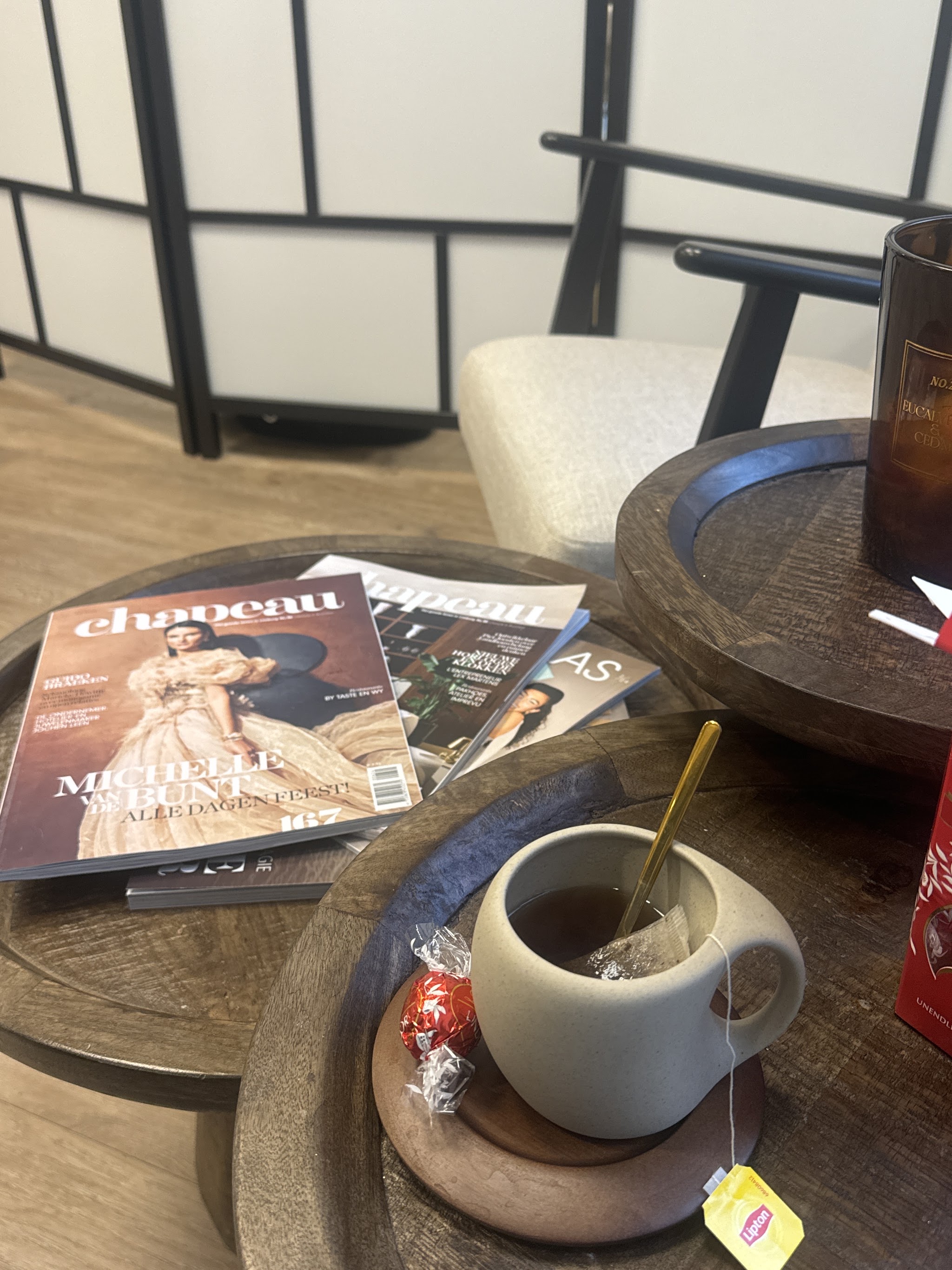 Kopje thee en tijdschriften op de ronde tafel in de wachthoek