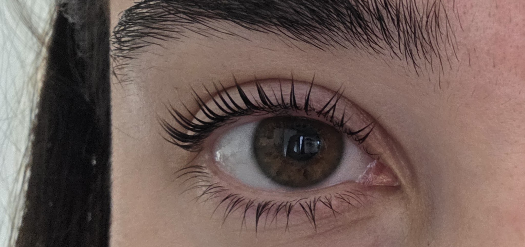 Close-up van een oog met gelifte, gekrulde wimpers
